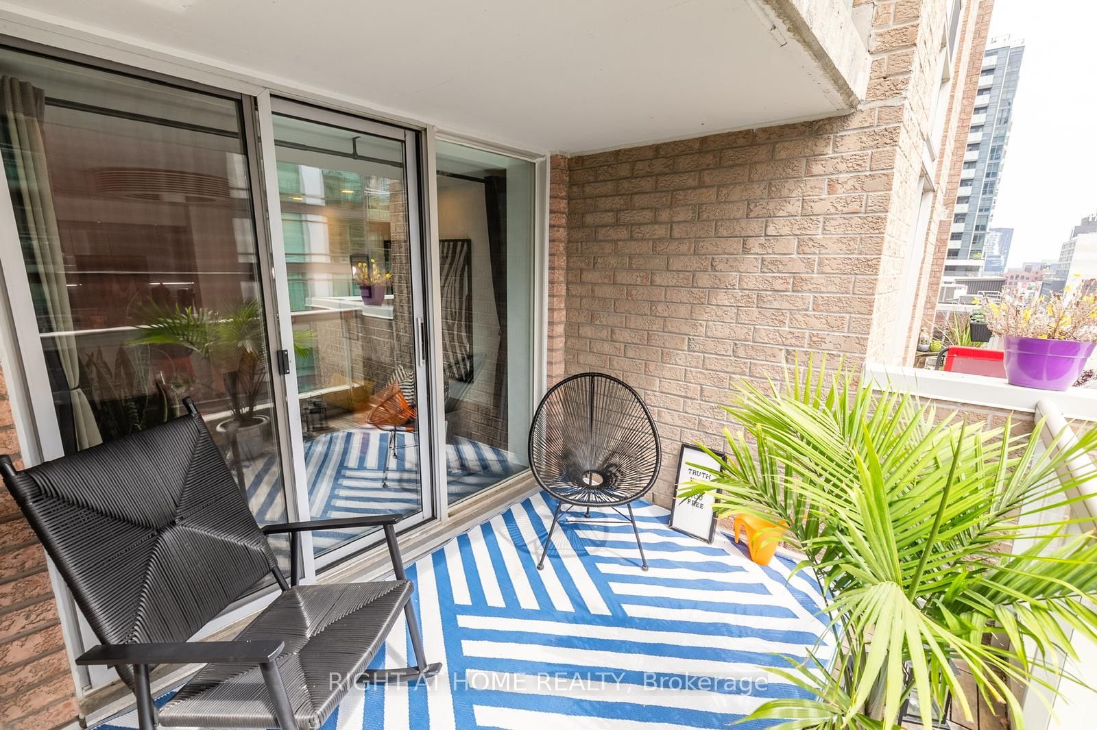 330 E Adelaide St 803