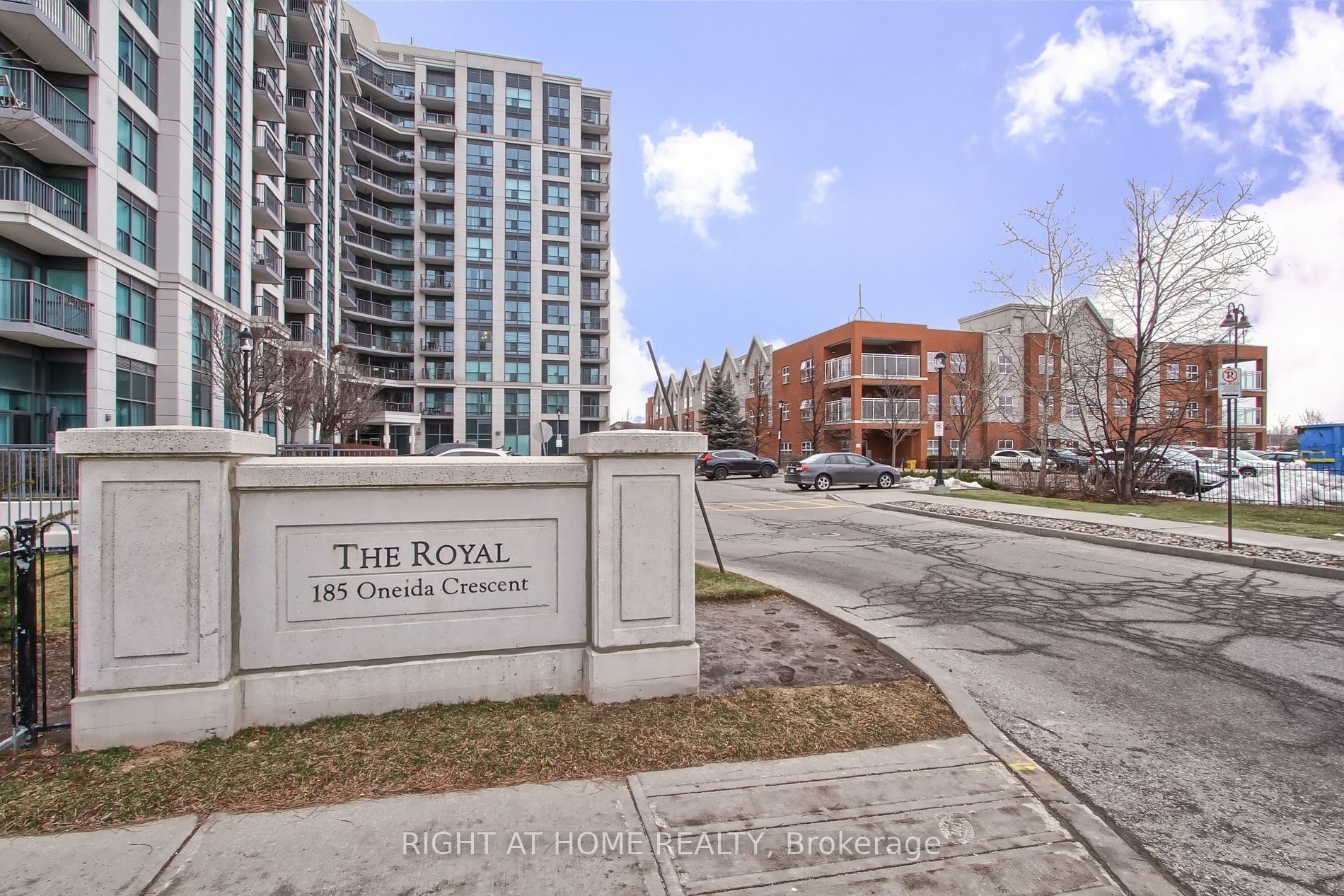 185 Oneida Cres 709