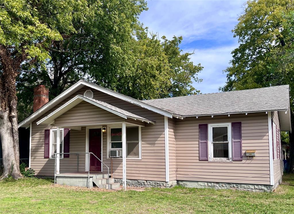 Located in the Old Town district.  This is a "fixer upper" being sold "as is".  Two bed and one bath home with an oversized utility and storage room.  The detached garage is oversized as well.    Corner lot surrounded by wonderful " doll house" homes.  So close to downtown Norman and the University of Oklahoma.