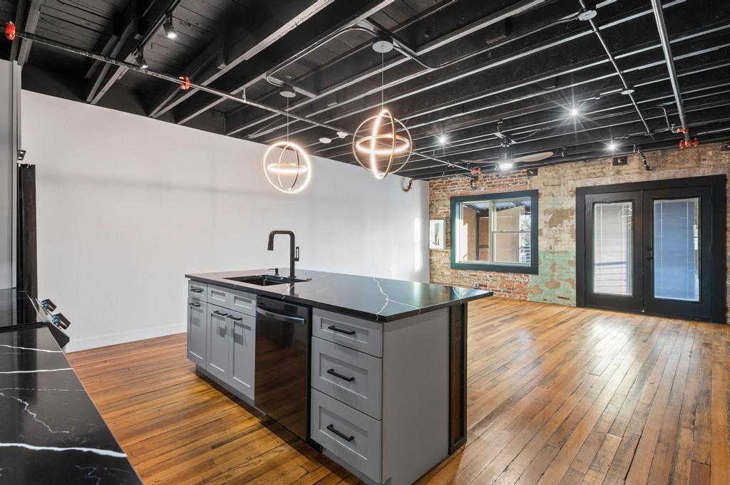 330 W Lamar Street 202