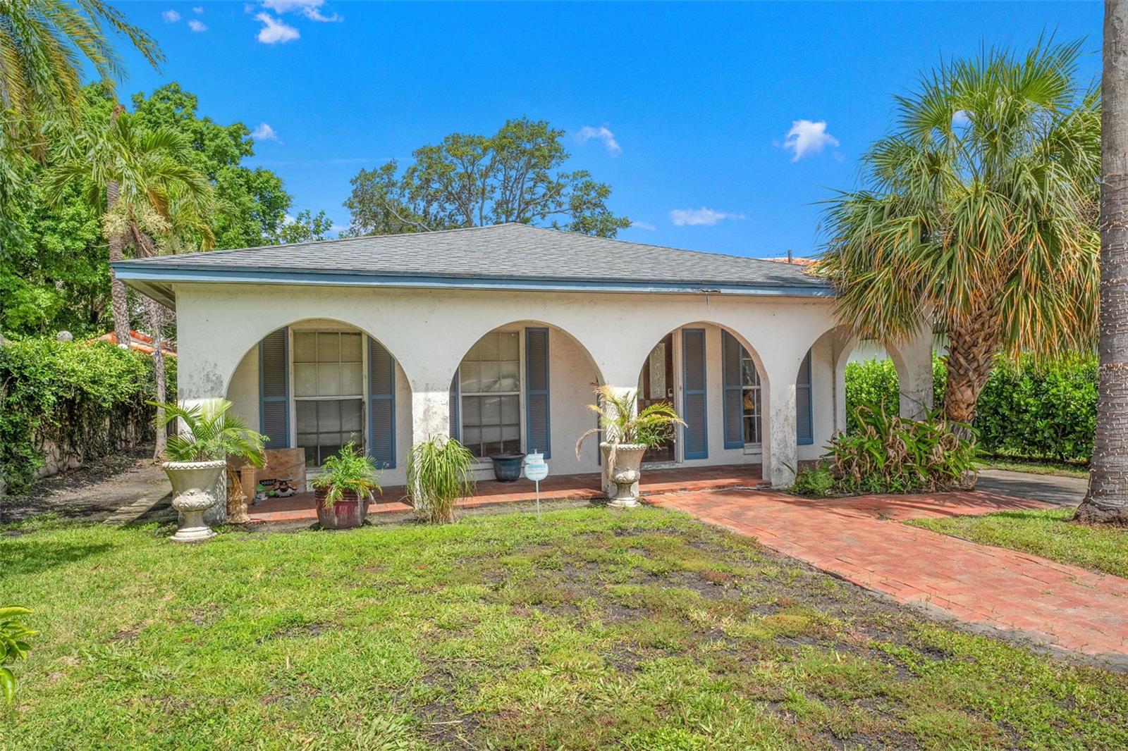 Incredible Opportunity on Davis Islands! Located just five blocks from downtown Davis Island with quick and easy access on and off the island, this premium lot is primed for redevelopment. The existing structure did experience flood damage and is likely a teardown, making this an ideal opportunity for builders or investors looking to capitalize on one of Tampa’s most coveted neighborhoods.
With no tree issues to delay construction, the lot offers a clean slate for your next luxury home project. Enjoy the unmatched lifestyle of Davis Islands — golf cart-friendly streets, waterfront parks, top-rated schools, and close proximity to Tampa General Hospital, Amalie Arena, and Water Street. Survey available upon request. This is one of the few true build-ready lots left on the island — don’t miss it!