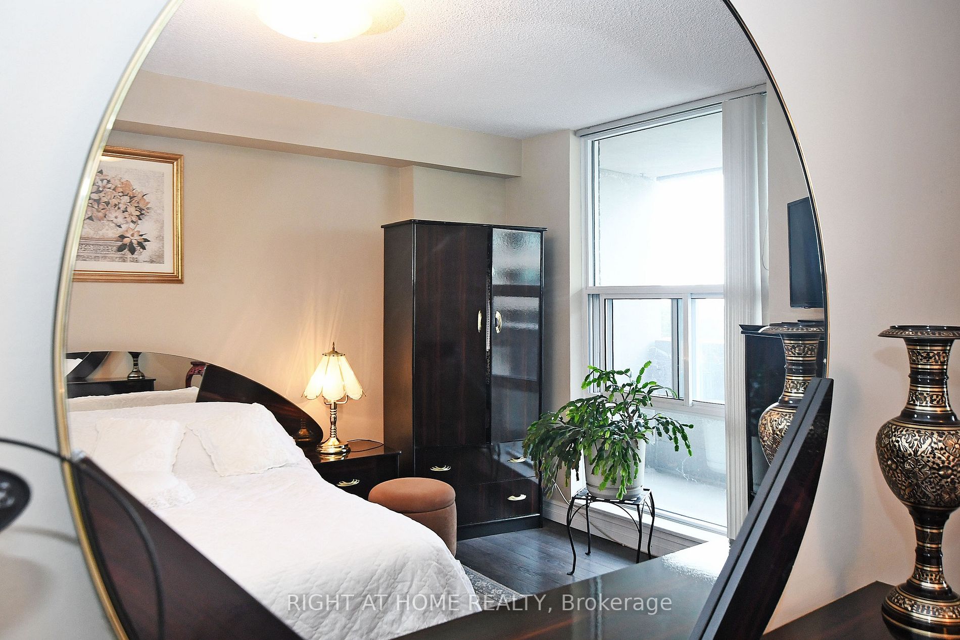 60 Inverlochy Blvd 806