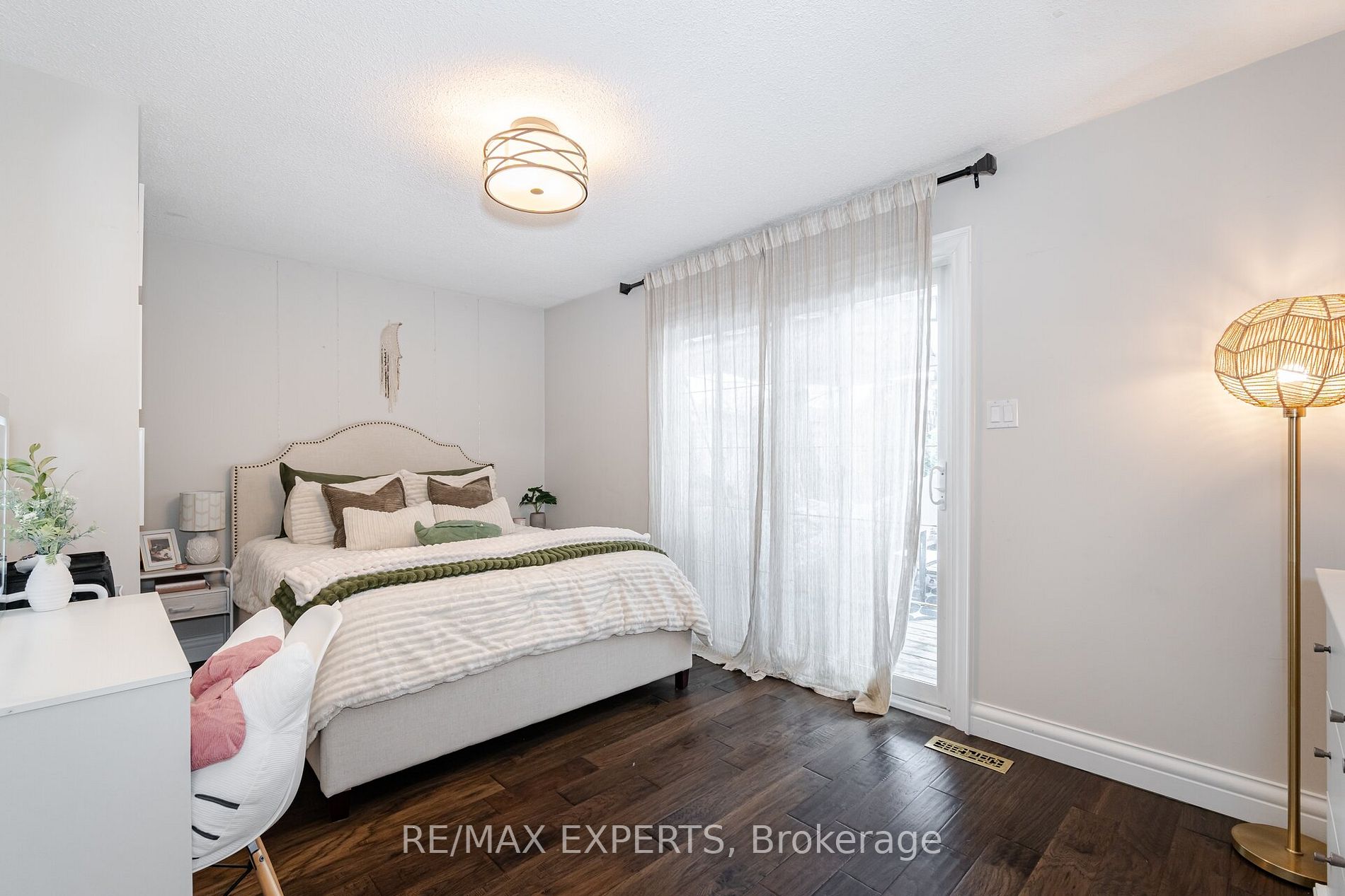 92 Ambleside Dr
