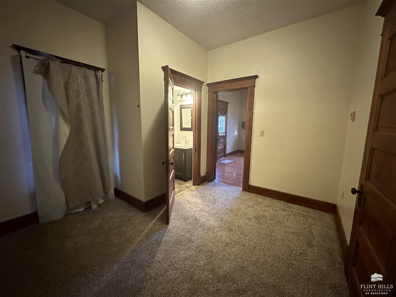 114 W Chestnut Street