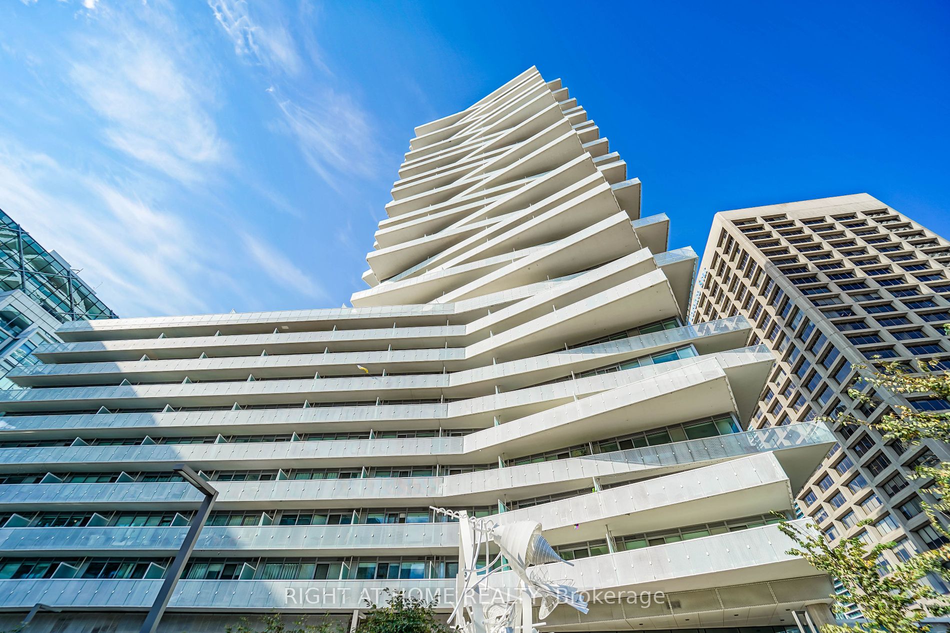 15 E Queens Quay 707