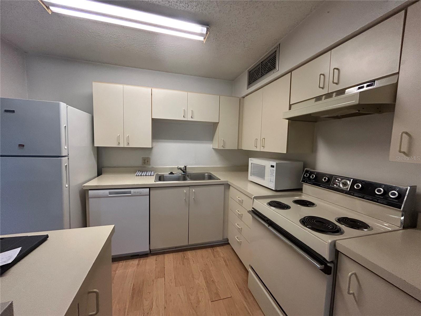380 Lakepointe Drive 202