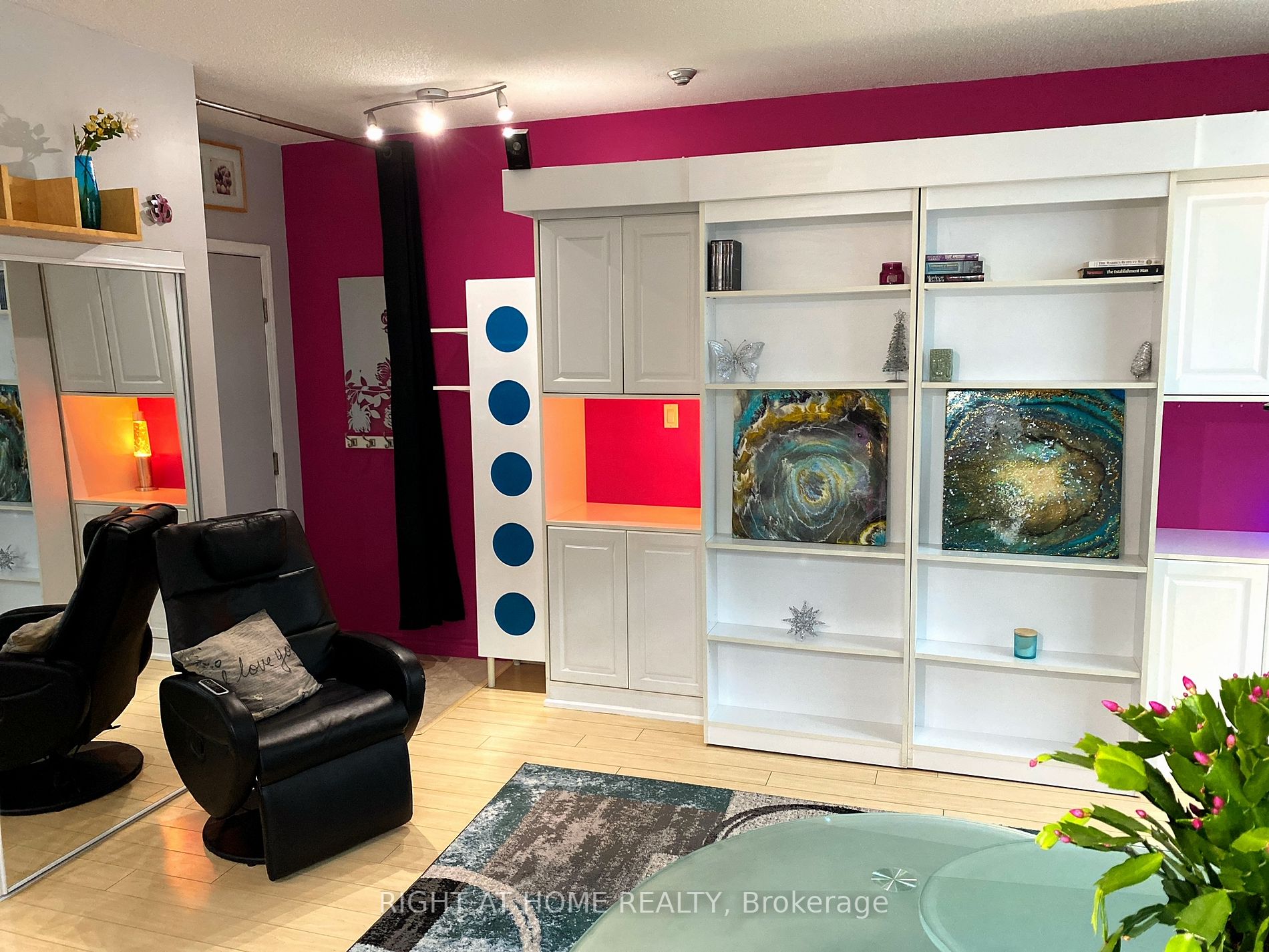 600 W Queens Quay Quay 108