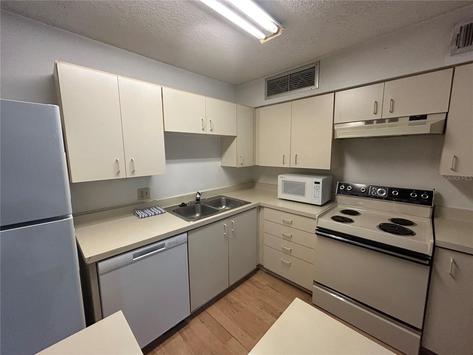 380 Lakepointe Drive 202