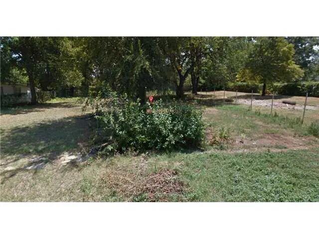 Large lot perfect for new build!