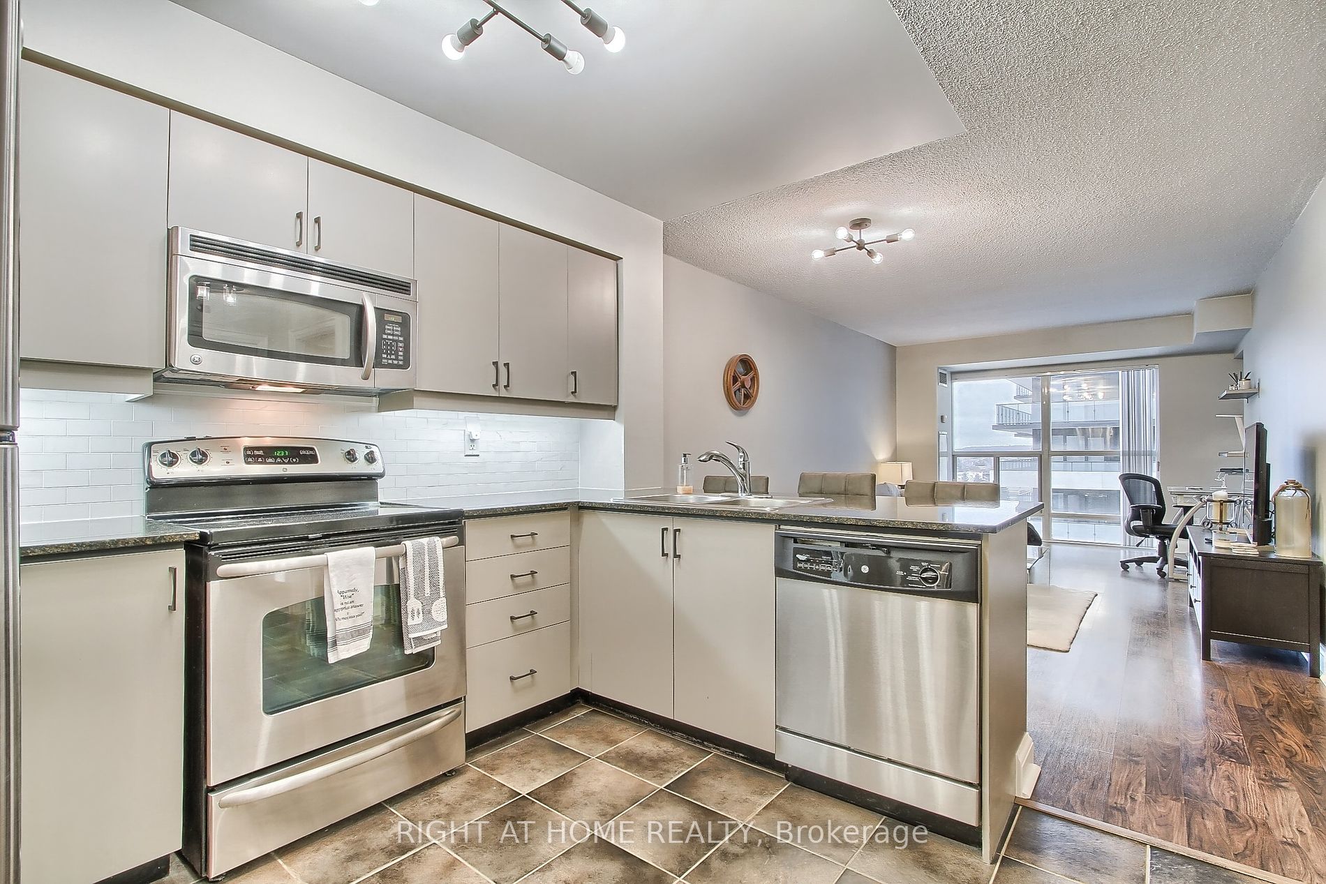 185 Oneida Cres 709