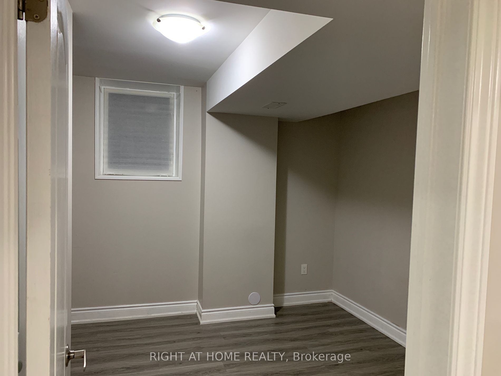 28 Lyndbrook Cres Bsmt