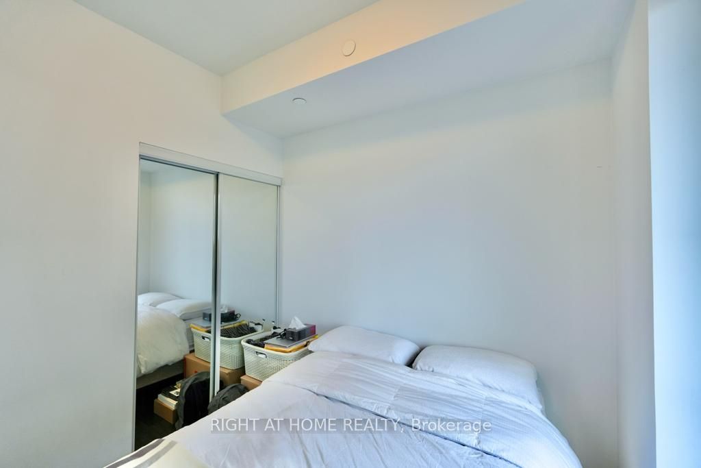 8 E Eglinton Ave 2705