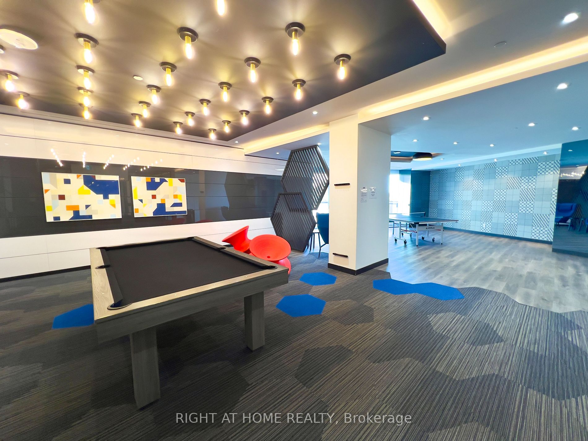 159 E Wellesley St 2404