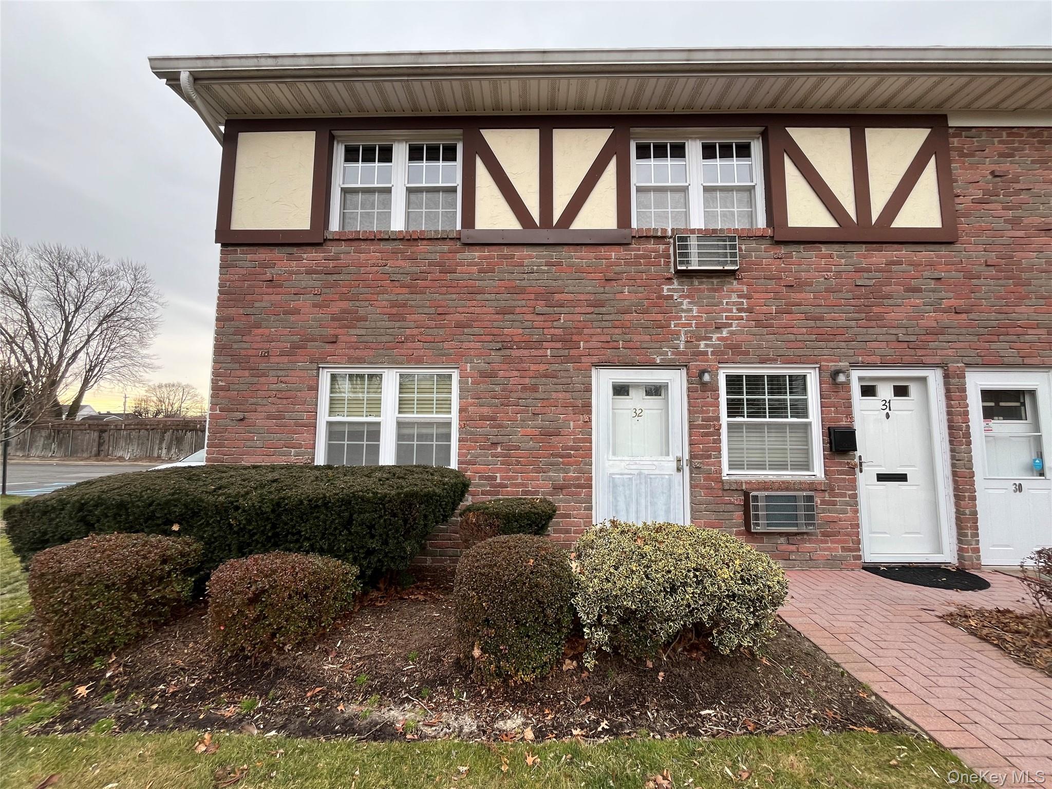 Welcome to 32 Springwood, North Babylon! 1 Bedroom, 1 Bathroom End Unit Condo. Close to all shopping and major highways. Fixer upper opportunity, utilities are off and the unit is sold as is.