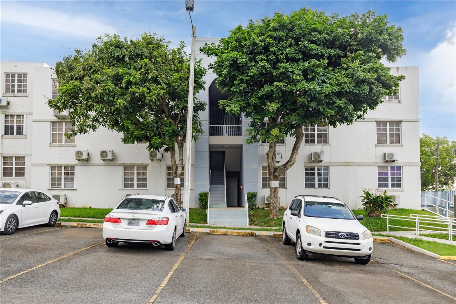 650 Calle Ceciliana 704