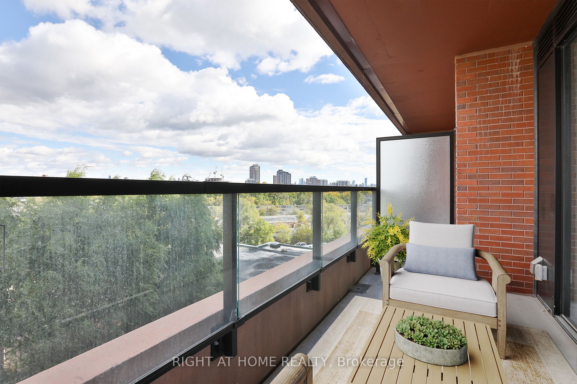 2720 W Dundas St 512