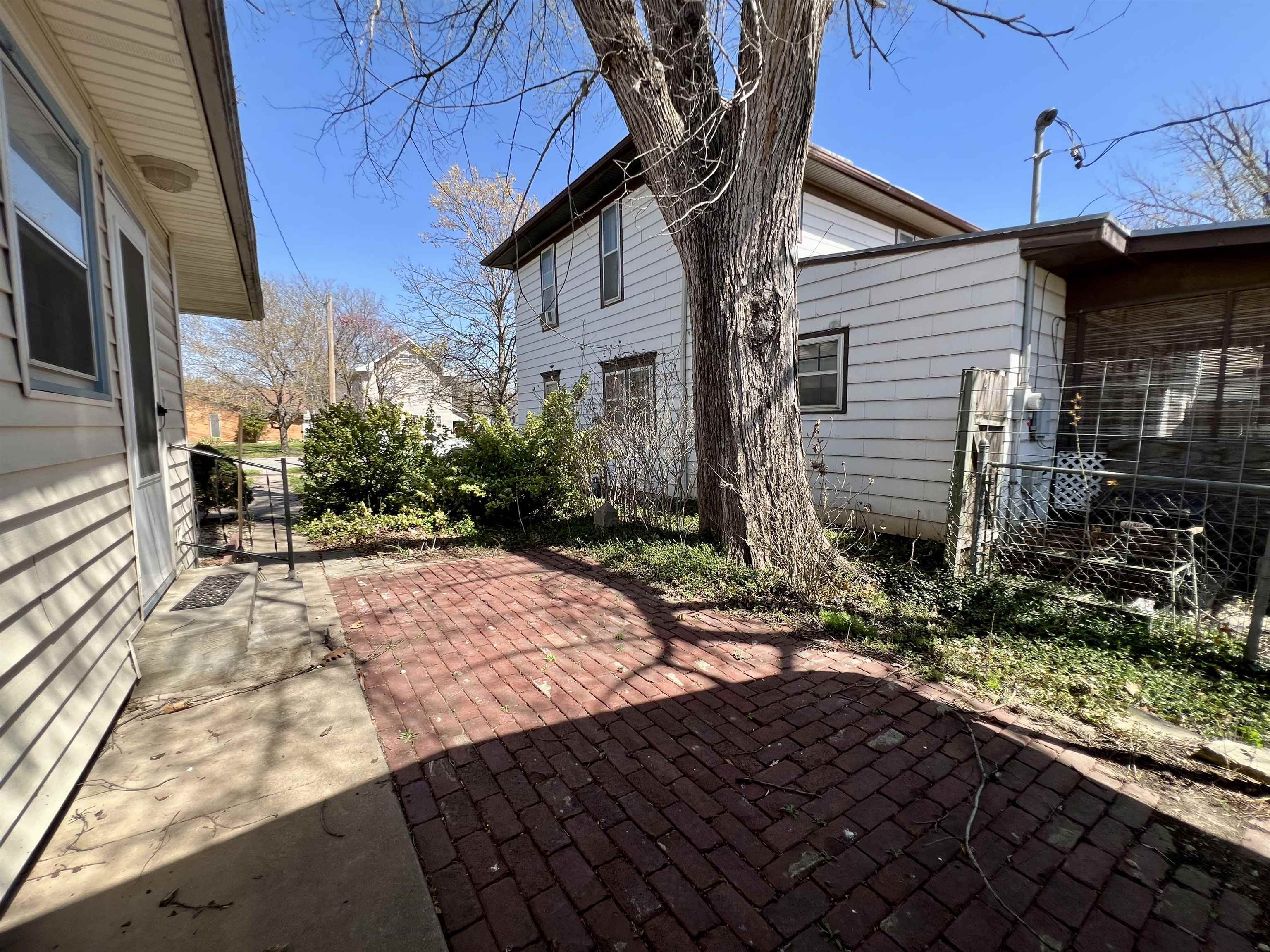 821 E 10th