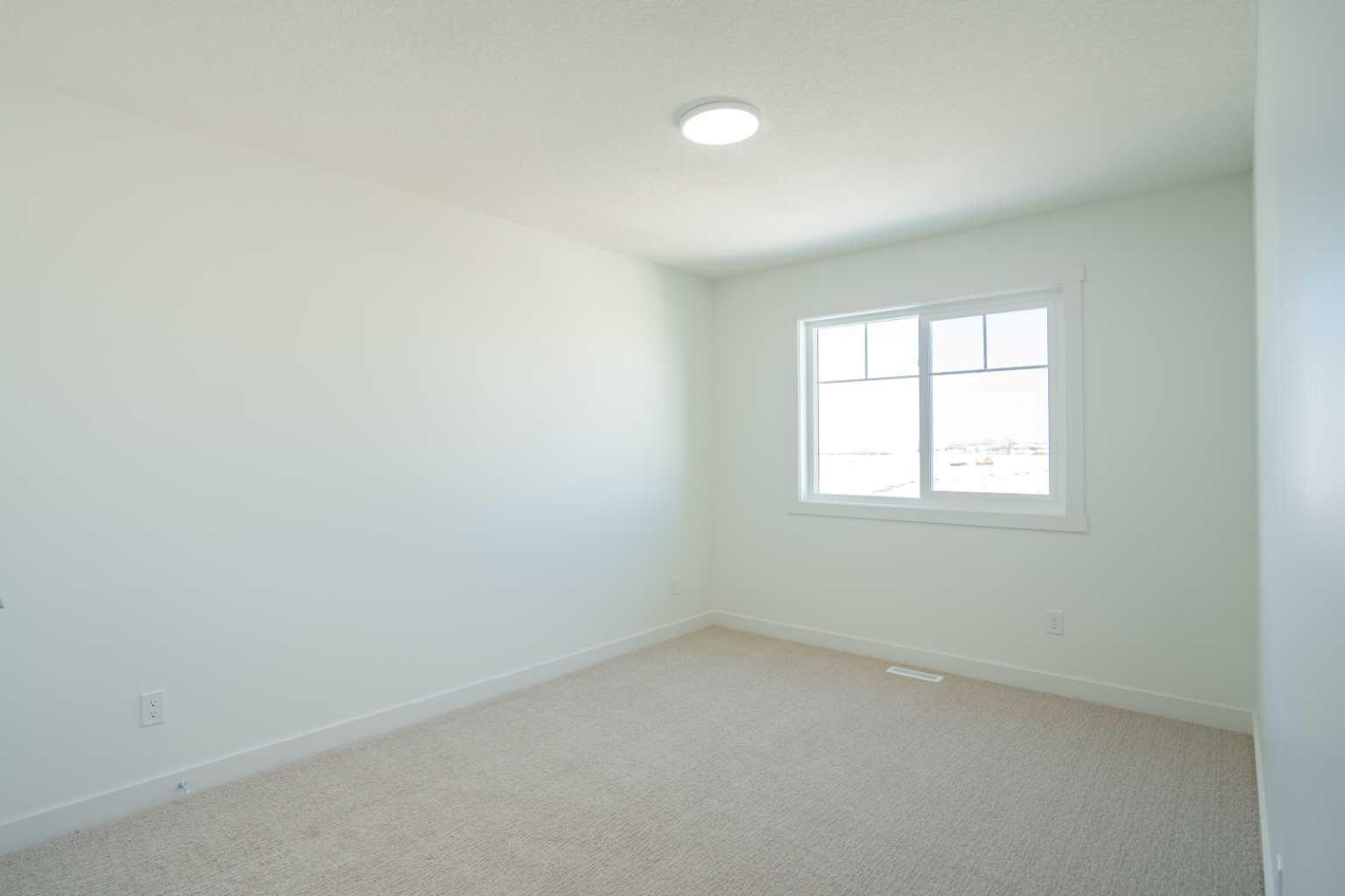 212 Lakewood Crescent