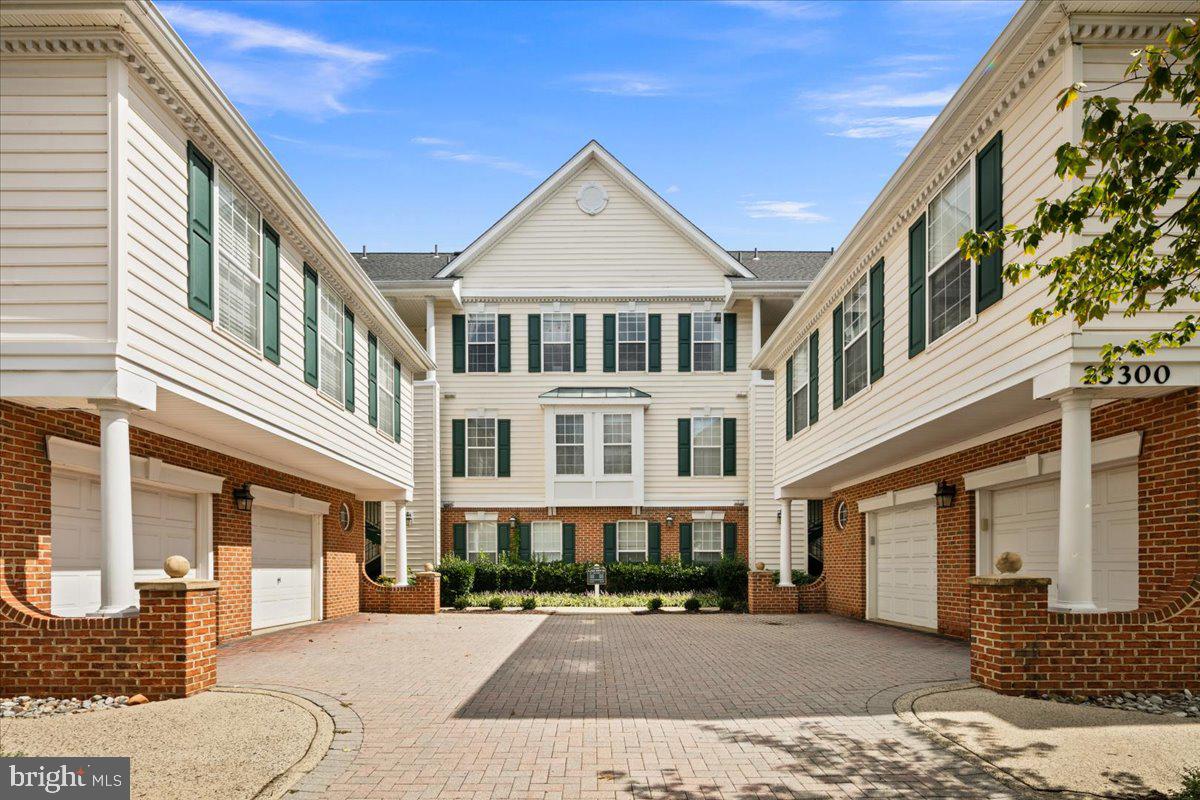 25300 Lake Mist Square 303, Chantilly, VA 20152
