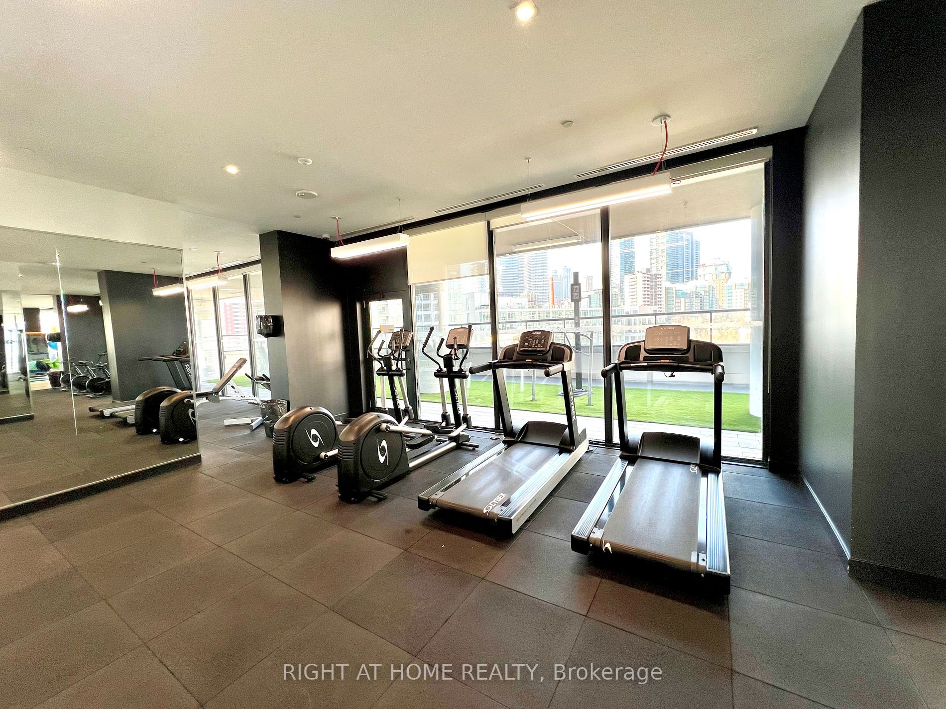 159 E Wellesley St 2404