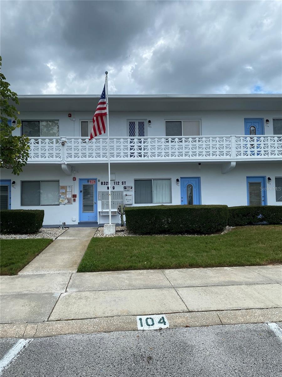 GREAT PRIMARY HOME ,VACATION HOME OR INVESTMENT PROPERTY.  MUCH SOUGHT AFTER GROUND FLOOR UNIT. UPDATED RECENTLY WITH NEW FLOORING. NEW KITCHEN COUNTER TOPS AND ALL NEW STAINLESS APPLIANCES. NEW PAINT THRU OUT. ACROSS THE STREET FROM THE PEACOCK CENTER AND THE HEATED POOL. KITCHEN HAS TONS OF STORAGE ABOVE AND BELOW THE COUNTER.  LOCATED IN A NON FLOOD & NON EVACUATION IN PINELLAS COUNTY. UNIT HAS A CLOSED IN PORCH. WINDOW TREATMENTS INCLUDED. CLOSE TO SEMINOLE CITY CENTER FOR SHOPPING AND DINING. ALSO A MOVIE THEATER. 55+ COMMUNITY. FREE SHUTTLE BUS 5 DAYS A WEEK FOR RESIDENTS .CLOSE TO TWO MAJOR AIRPORTS.  4 MILES TO REDINGTON SHORES BEACH. SEMINOLE GARDENS IS A GREAT PLACE TO LIVE. CALL TODAY FOR YOUR APPOINTMENT . DONT MISS OUT ON THIS ONE.