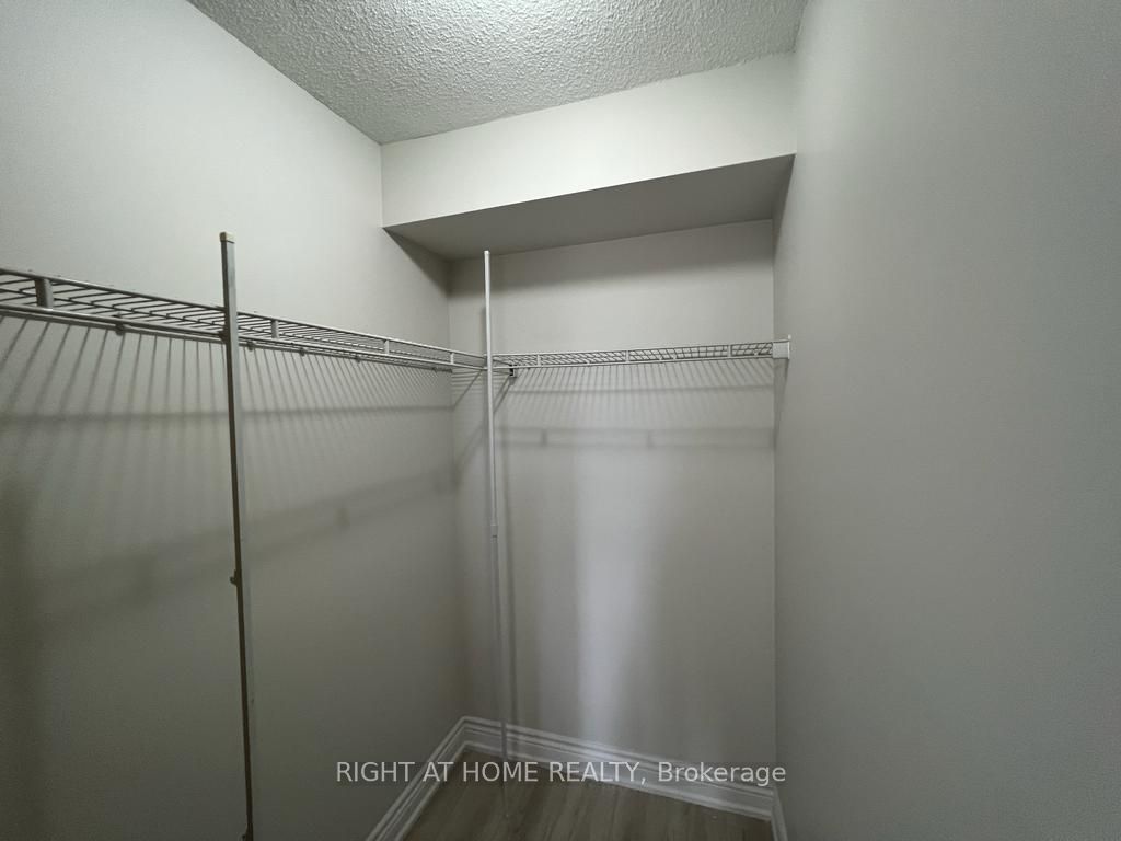 310 Burnhamthorpe Rd 1401