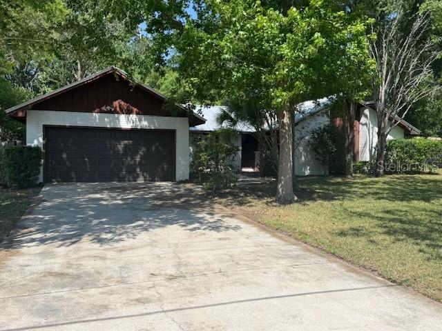DESIRABLE SE Ocala! 3/2/2 Home Featuring Family room with wood burning fireplace. Kitchen/Dining combo,  all appliances stay including washer/dryer, large Florida room, fenced back yard mature landscape and a metal roof.