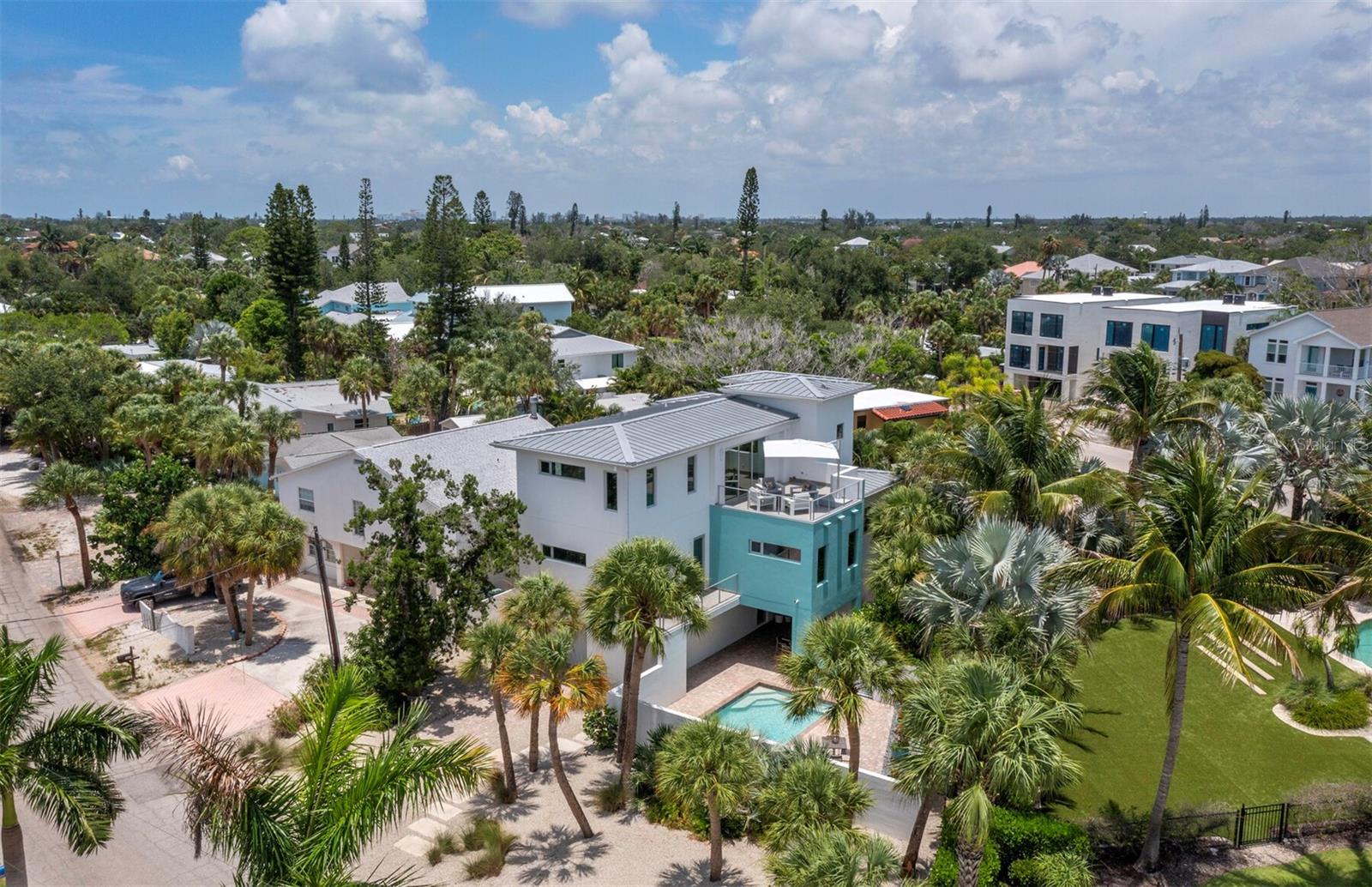 471 Island Circle, Sarasota, FL
