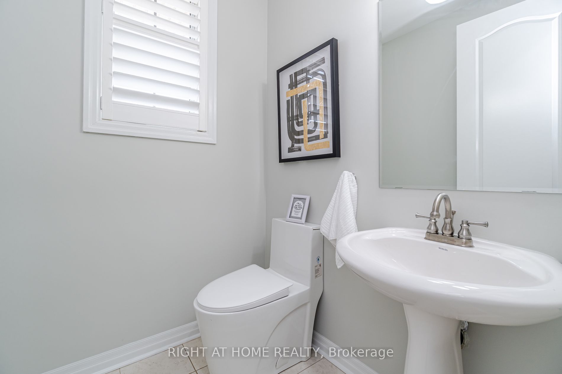 19 W Dehaviland Cres