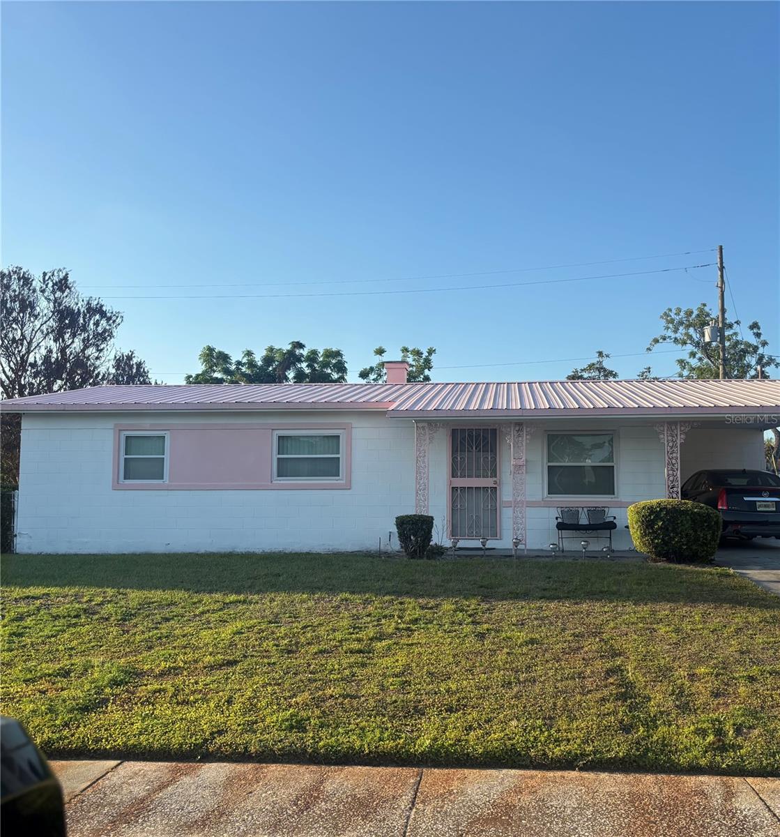 Charming 3bedroom; 2 bathroom home located in Orlando! Situated on a spacious lot with no HOA, this property is ideal for first-time buyers or investors. Features include a well-designed layout and a bonus/flex room that can be used as additional living space. Conveniently located just minutes away from 408, I-4, and downtown Orlando, with easy access to shopping, dining, and entertainment. Don't miss this affordable opportunity!