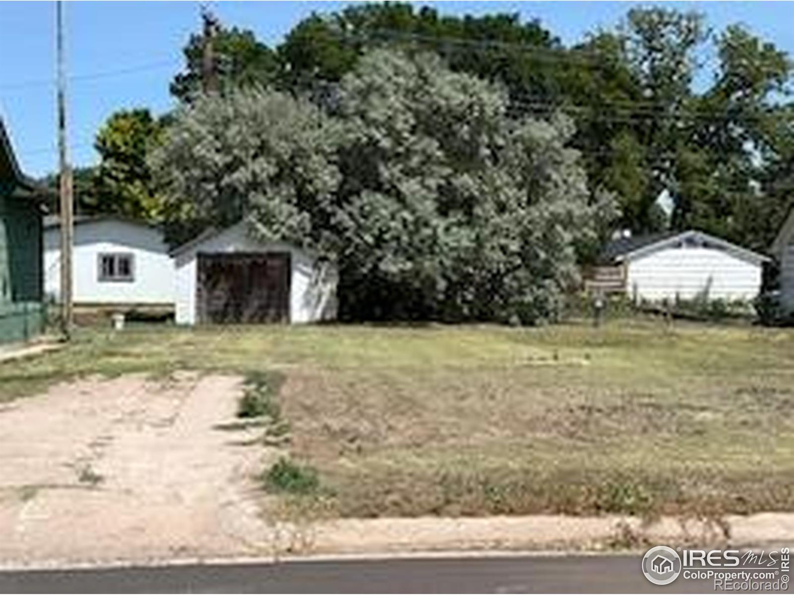 5650 sq. ft. lot. Small shed included. Perfect for building a home or putting up a nice large shed.