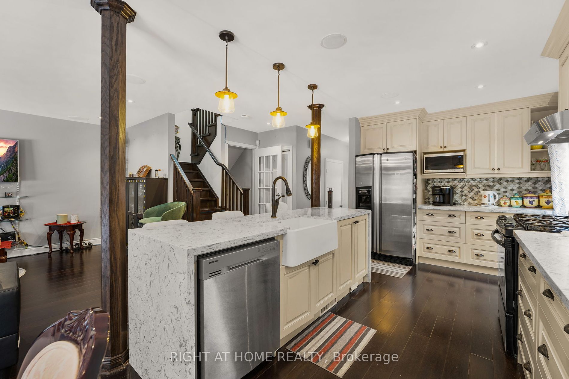 24 Jeanette Pl