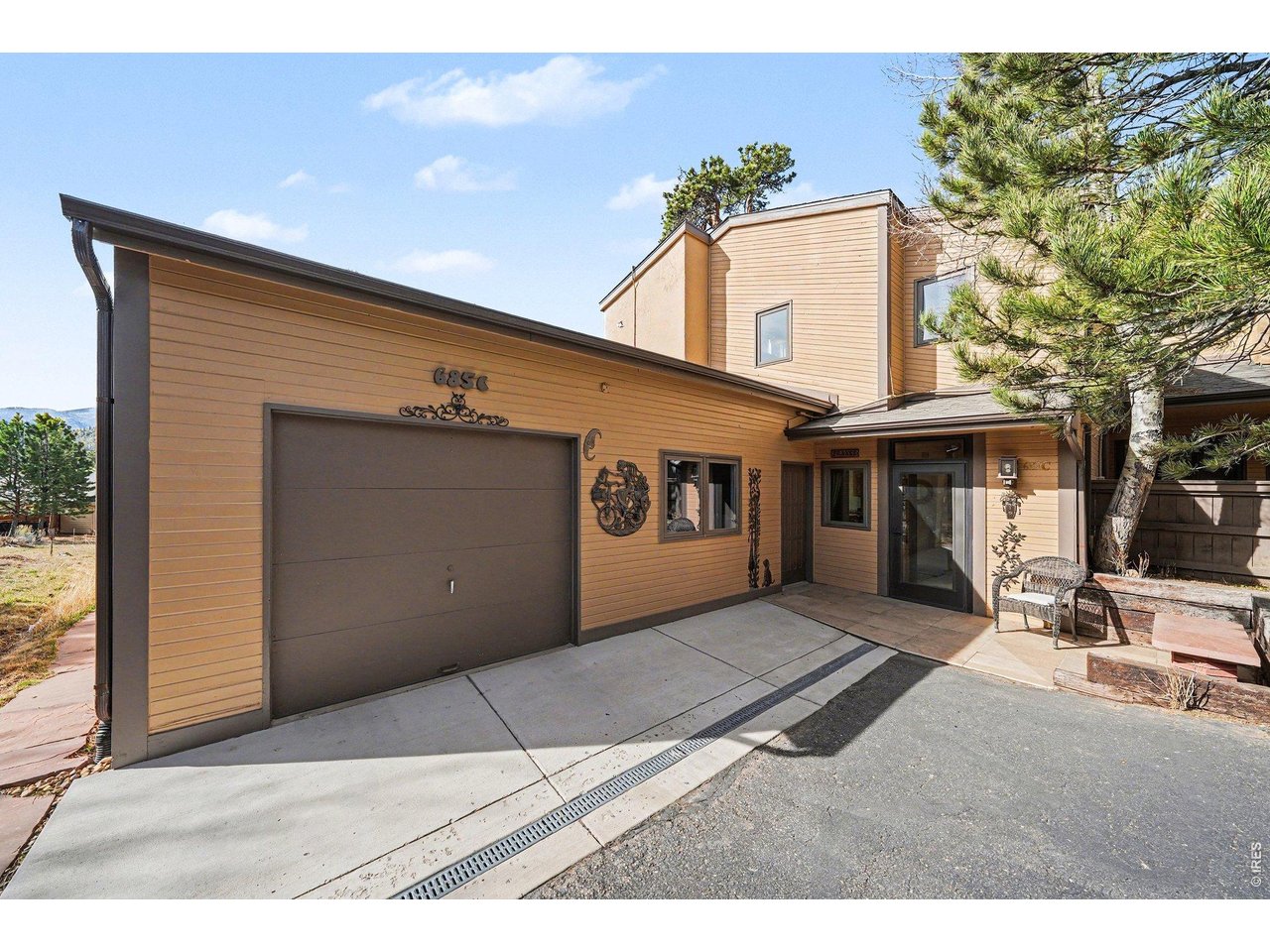 Spectacular views of Longs Peak and the Continental Divide in a private neighborhood within walking distance to town. Energy-efficient home with solar panels, passive solar, and a pellet stove. Flexible floor plan allows for main-level living with an open kitchen and living area, vaulted ceilings, main-level bedroom, and 3/4 bath. Loft-style primary suite with sitting area and full bath. Spend time outside on the large composite deck and flagstone patio viewing wildlife and natural surroundings. Check out the 3-D tour on Homes.com.