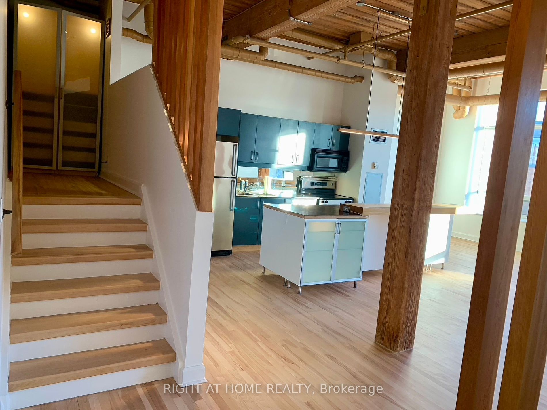 993 W Queen St 413