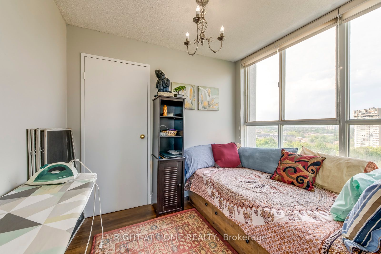 3700 Kaneff Cres 1412