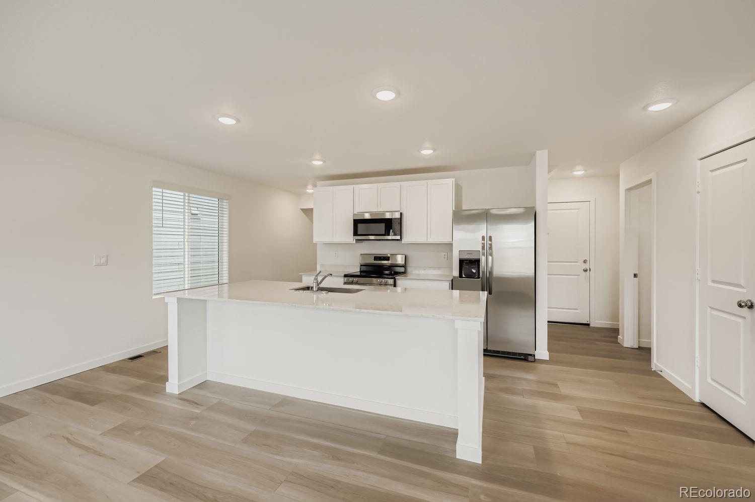 8970 Blue Feather Loop