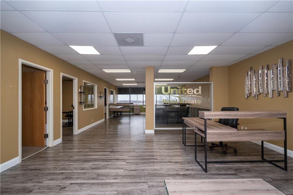 8320 N Oak - 222 Trafficway