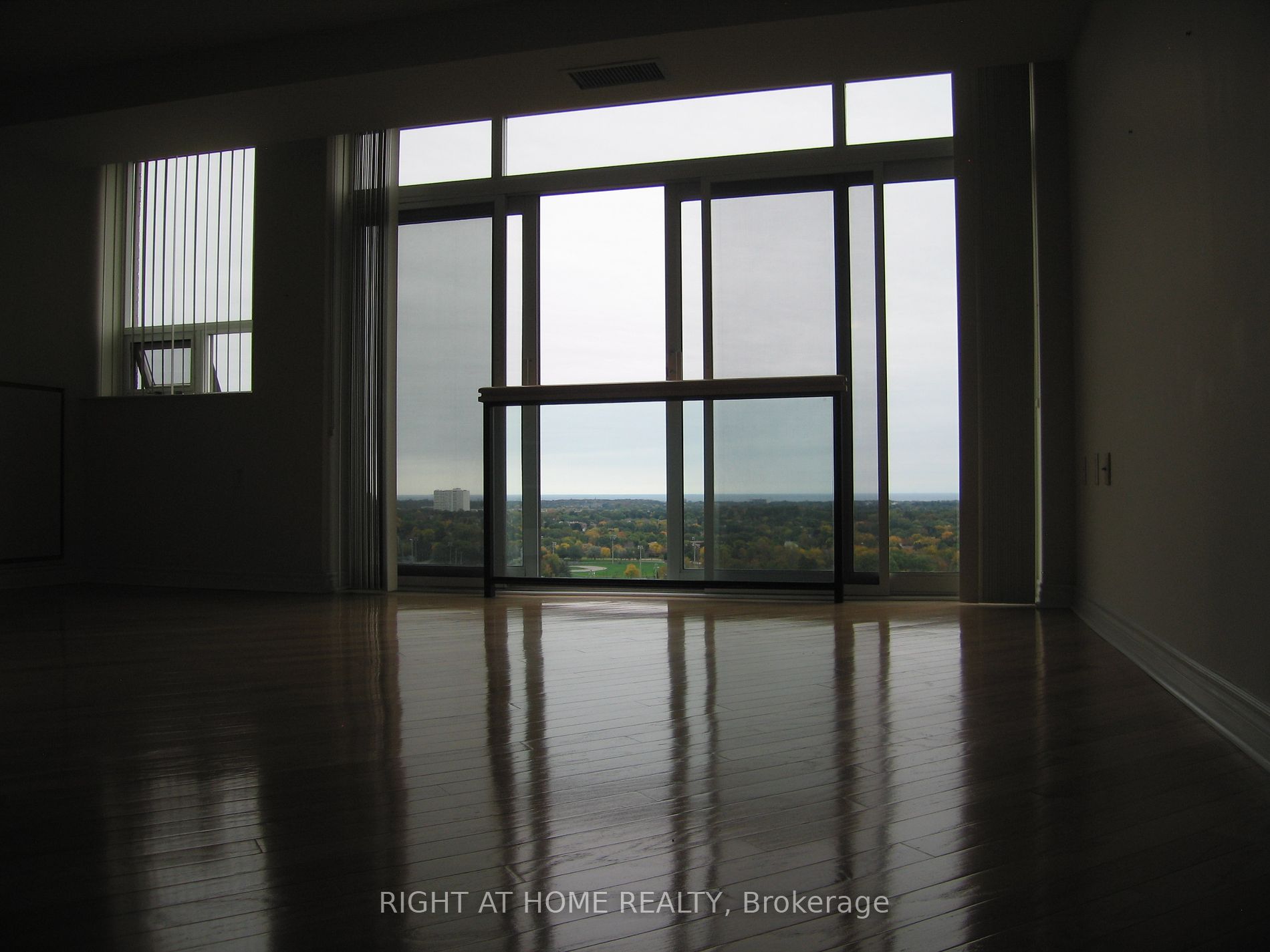 200 E Burnhamthorpe Rd 1506