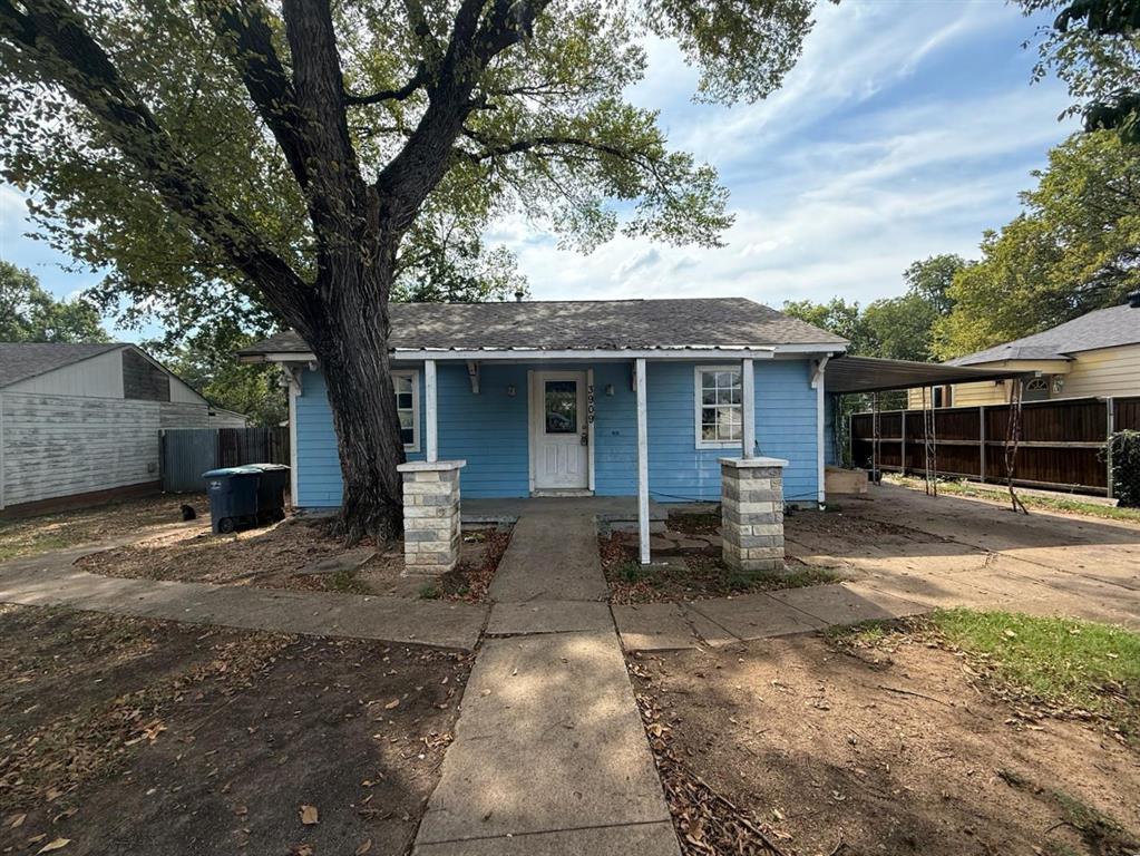 Priced to sell! With quick access to I-35W and downtown Fort Worth, this property is a golden ticket for any investor or dreamer looking for their next project. An additional ADU offers built-in income potential, making this deal even sweeter. Don't wait! Opportunities like this won't stick around for long!