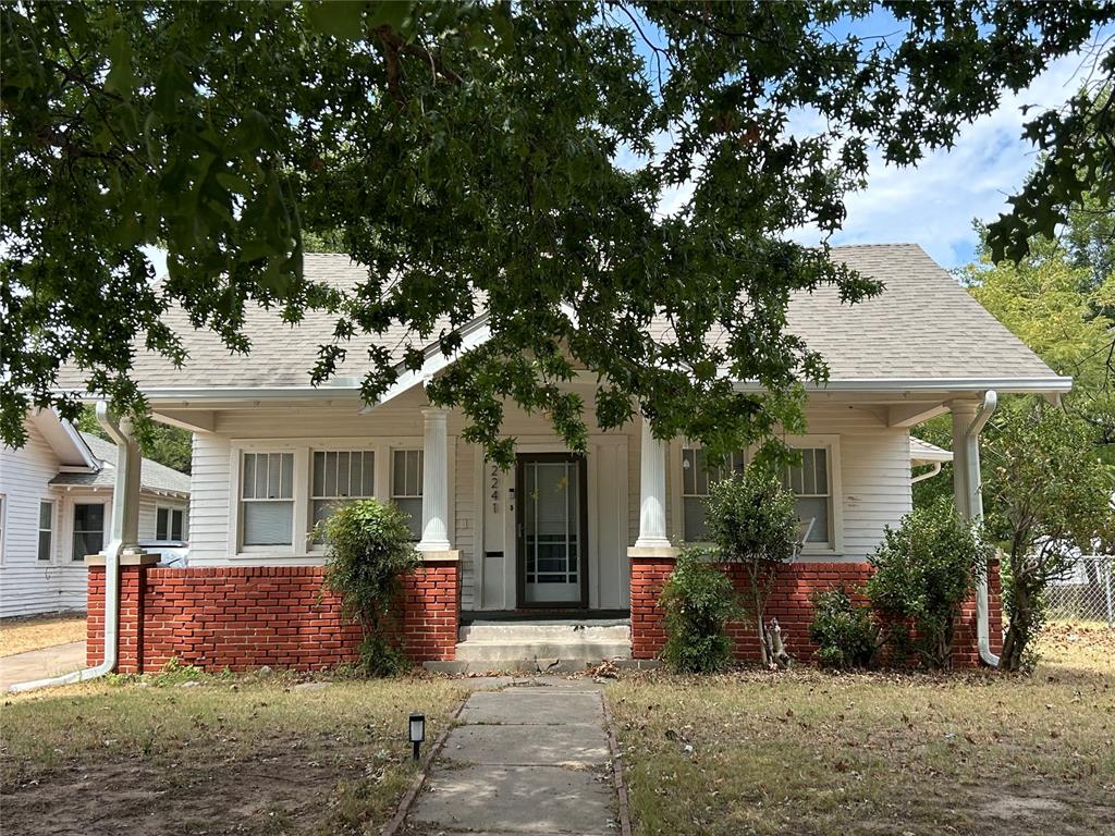 Welcome to this adorable bungalow in NW OK. This home has 3 beds and 1 bath. Feels very spacious and cozy. Has a basement. Great deck for outdoor enjoyment. This home has been a rental and currents tenants. Great for an income property! Close to 23rd and shopping and dining.