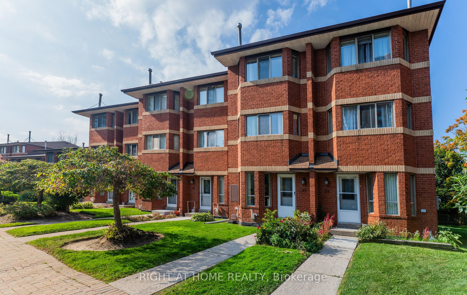2472 E Eglinton Ave Th 19