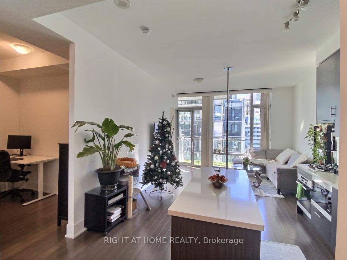 39 E Queens Quay 932
