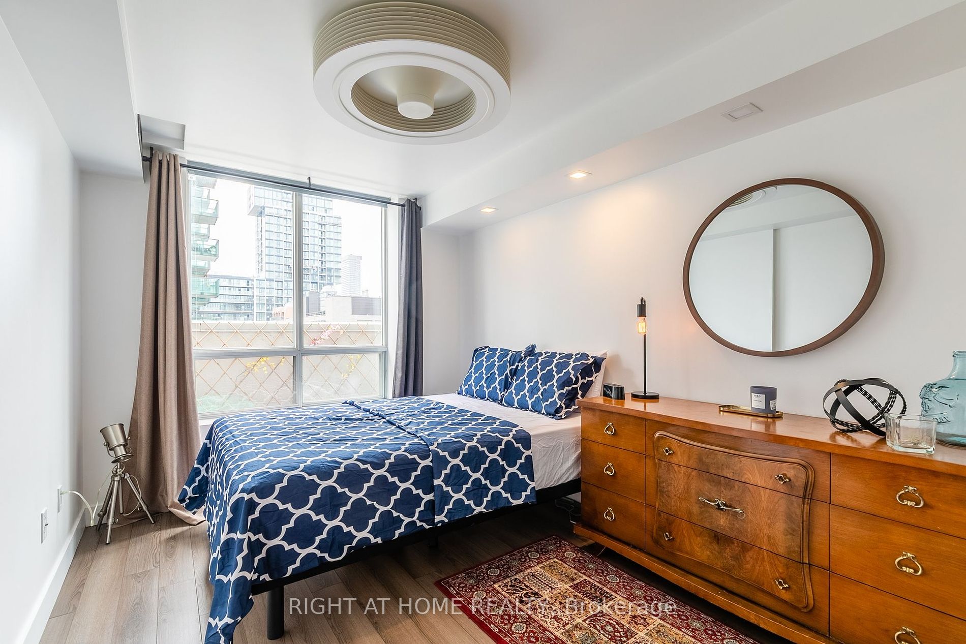 330 E Adelaide St 803