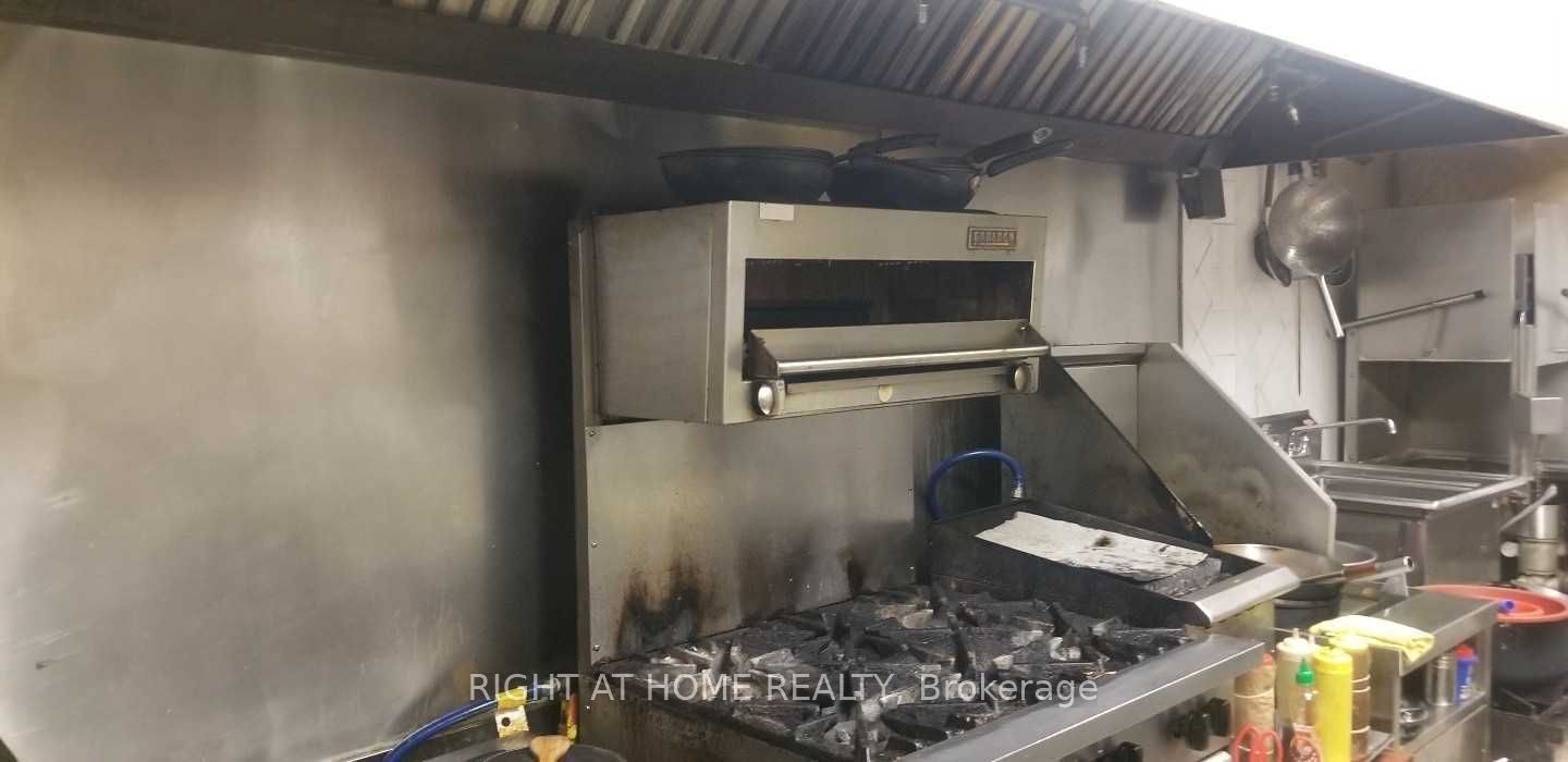 1170 W Burnhamthorpe Rd 15