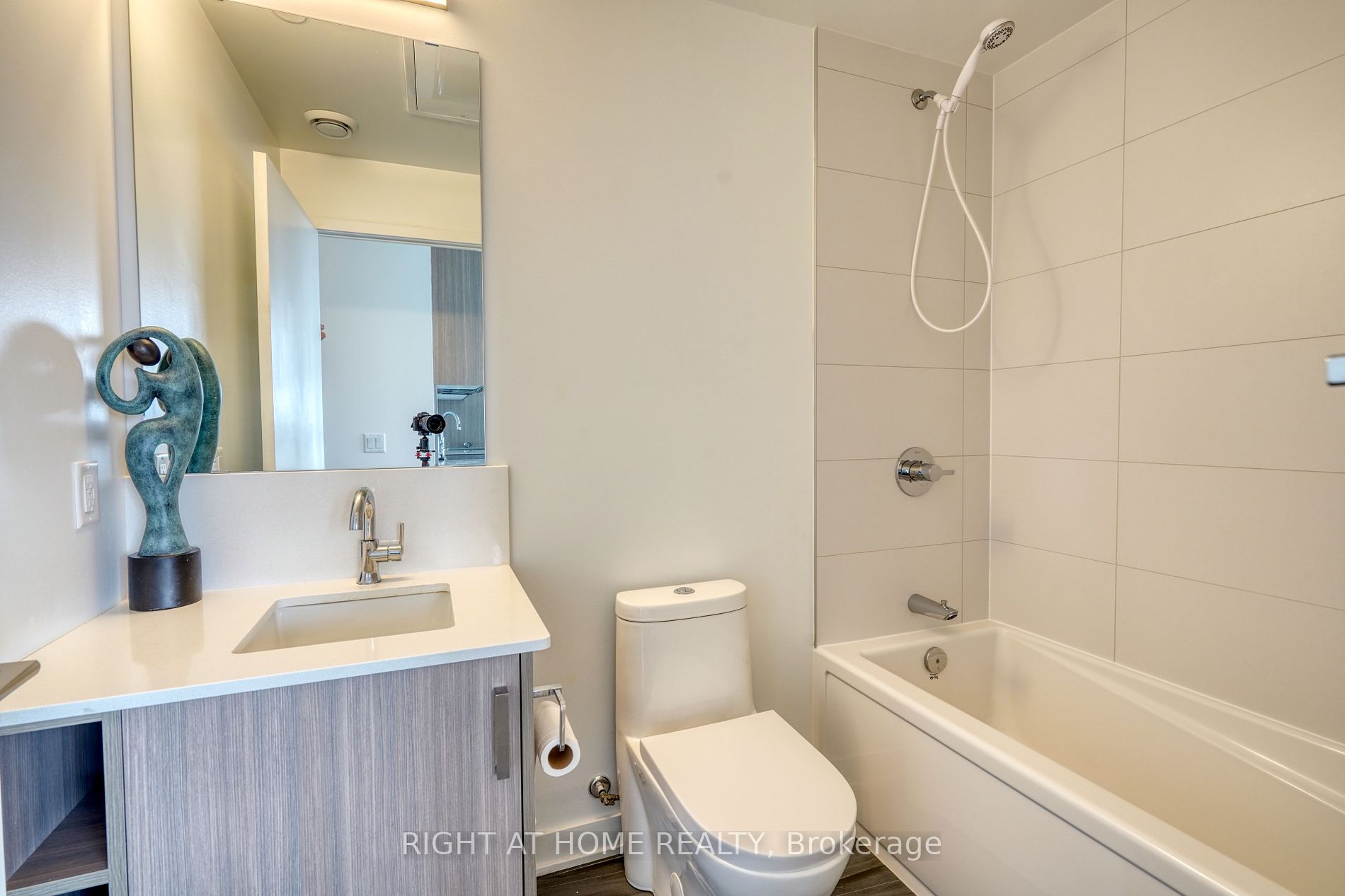 681 Yonge St 621