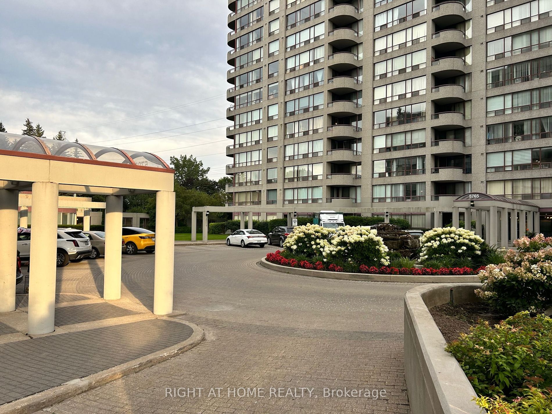 5785 Yonge St 505