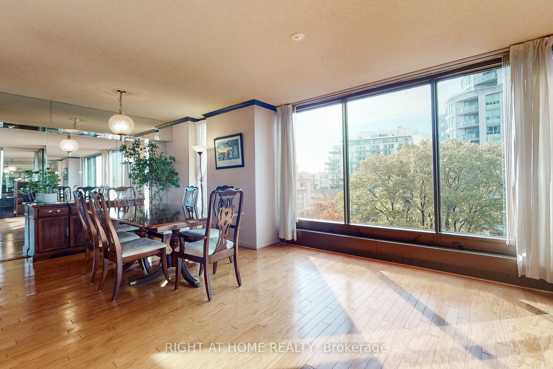 2045 W Lake Shore Blvd 507