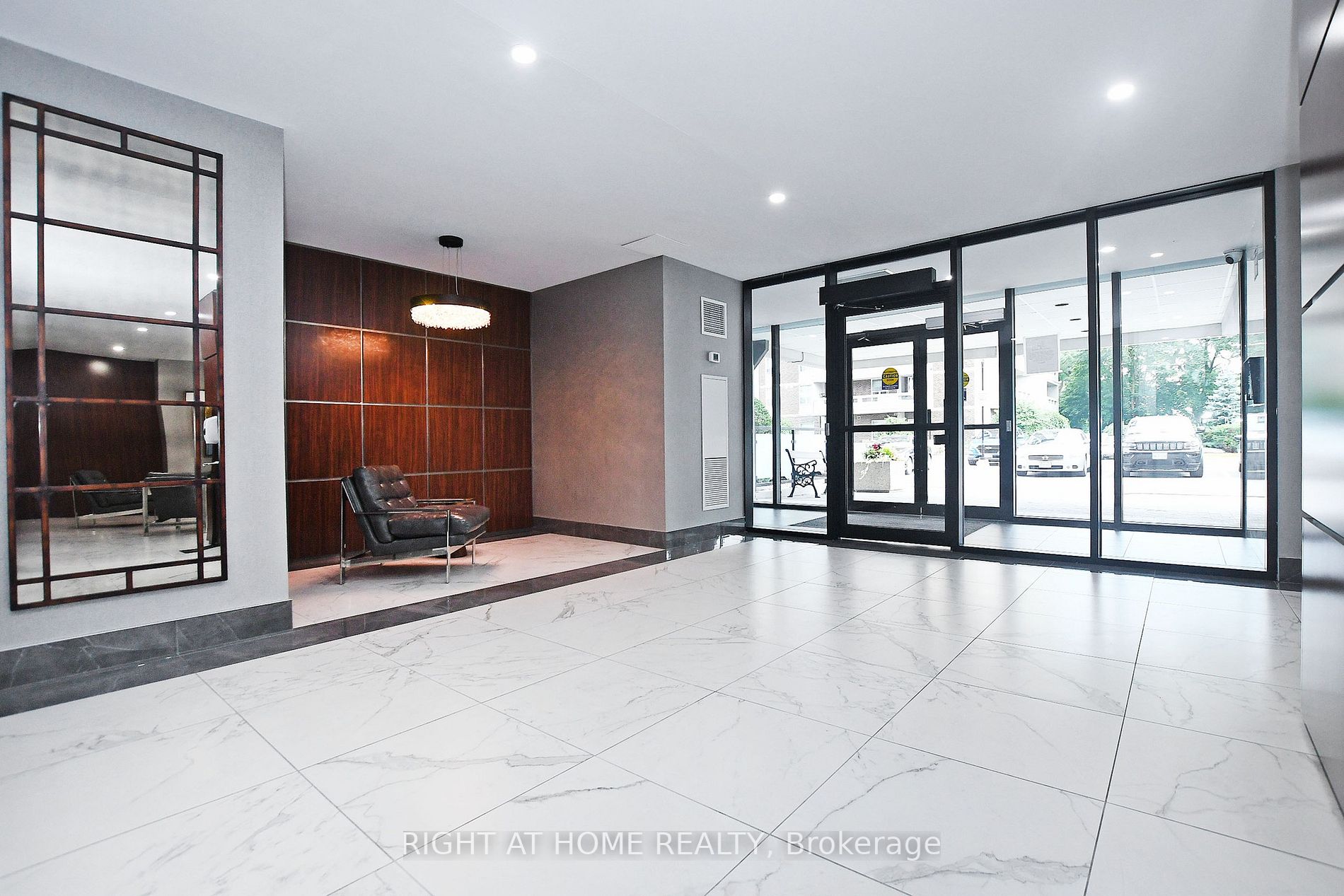 60 Inverlochy Blvd 806