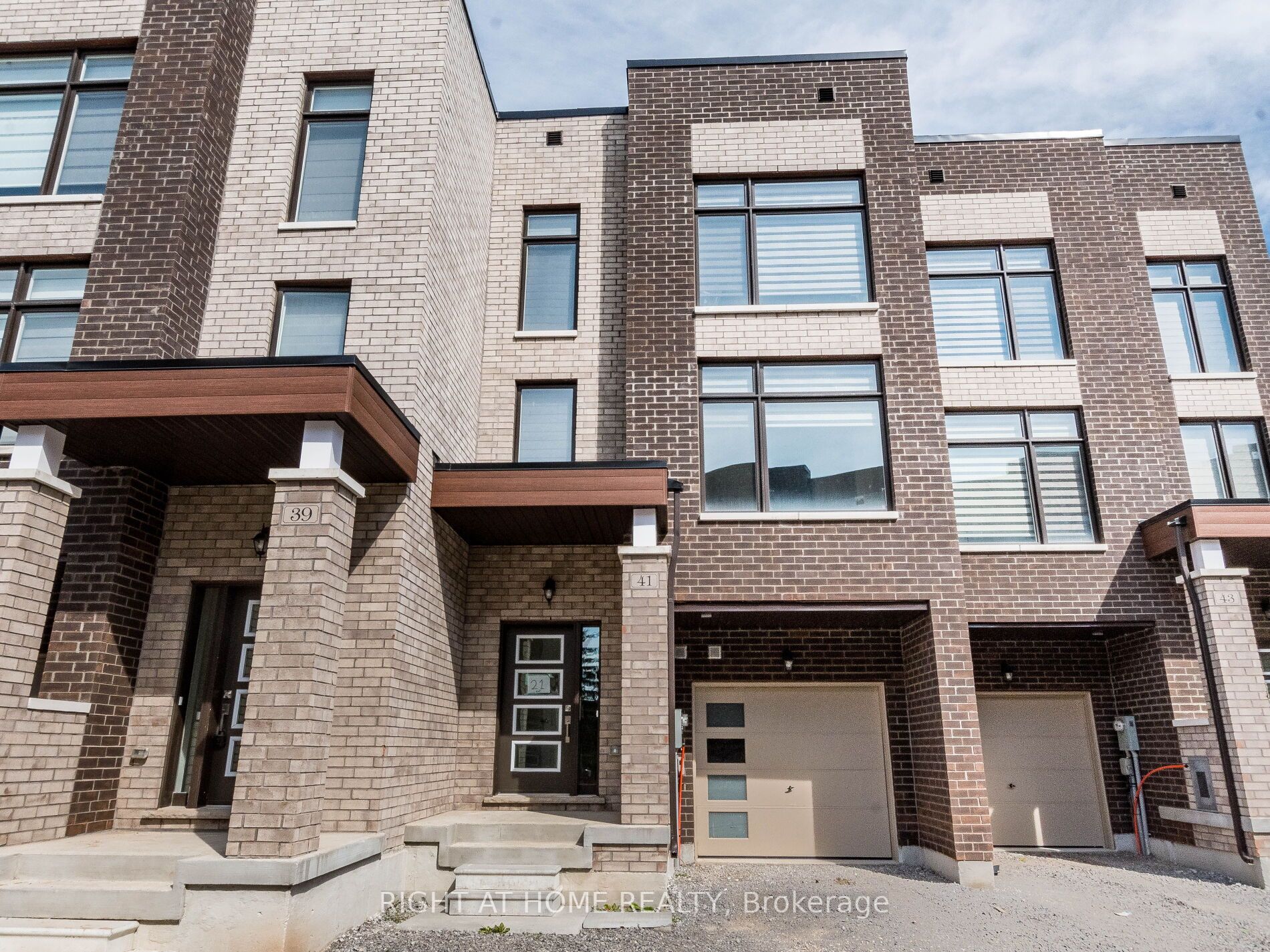 41 Queenpost Dr