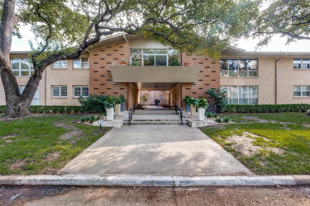 For those who dream of secluded luxury living without compromise, this home is the realization of that dream.  This condo features vaulted ceilings, oak hardwood floors, incredible natural light and treetop views.  The gourmet kitchen is complete iwth granite countertops plus KitchenAid, Viking and Miele appliances.  Beautiful crown molding throughout the home, as well as many built-ins plus excellent storage.  Two reserved parking spaces.  This second floor unit is all on one leval and move-in ready!